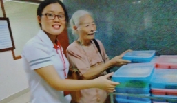 Bà cụ 82 tuổi quyên tiền để phát cháo miễn phí cho bệnh nhân nghèo suốt ba năm nay ở Hà Nội