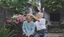 Bộ ảnh ông chải tóc, đọc thơ cho bà được chia sẻ nhiều nhất trong vòng 24 giờ và những tiết lộ phía sau