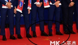 Lập chiến tích ở World Cup, dàn sao Hàn Quốc vẫn bị... ném trứng khi về nước