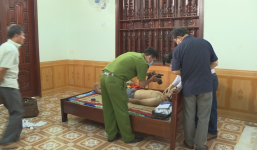 Người cha đau đớn phát hiện con trai treo cổ tại vườn điều, trong ví có giấy cầm đồ