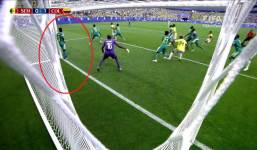 World Cup 2018: Cầu thủ gây bão với dáng đứng 'không màng thế sự', mặc kệ đội bạn ghi bàn