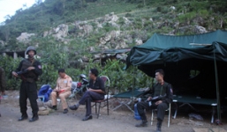 Cảnh sát lập chốt kiểm soát người ra vào 'thung lũng ma túy' ở Lóng Luông