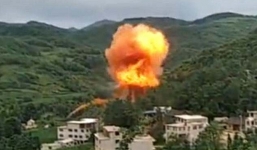 Trung Quốc: Mảnh vỡ khủng từ tên lửa vệ tinh rơi trúng khu dân cư, nổ đỏ trời