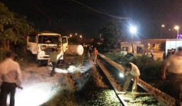 Tàu hỏa đâm văng xe bồn chở gas, đường sắt Bắc - Nam tê liệt trong nhiều giờ