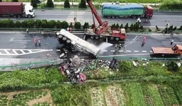 Xe tải đấu đầu xe khách trên đường cao tốc, 18 thiệt mạng