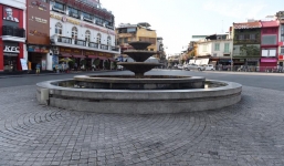 Phố đi bộ vắng tanh gần cuối giờ chiều, nhiệt độ đỉnh điểm ở Hà Nội lên tới 44 độ C