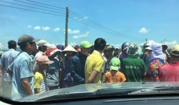 Dân tụ tập giữ xe cán bộ để phản đối dự án điện mặt trời ở Bình Định