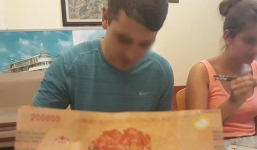 Câu chuyện tài xế taxi tại Hà Nội trả lại... vàng mã cho khách nước ngoài khiến cư dân mạng phẫn nộ