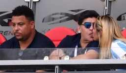 Rô béo ngồi trầm ngâm khi Maradona khóa môi bạn gái kém 30 tuổi