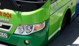 Hà Nội: Xe buýt bất ngờ sụt hố tử thần trên đường La Thành, hành khách hoảng loạn