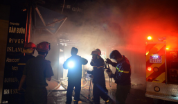 Hà Nội: Khu tập thể cháy lớn trong đêm, lính cứu hỏa căng mình dập lửa cứu người mắc kẹt