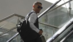 Ronaldo lịch lãm và tươi cười ngày xách vali về nước