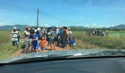 Bình Định : Dân tiếp tục giữ xe cán bộ vì chưa gặp được lãnh đạo tỉnh