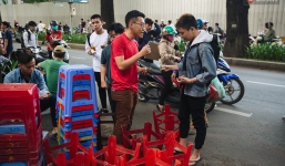 Chuyện lạ trước cổng trường thi vào ĐH Kiến trúc TP HCM: Sinh viên phải thuê ghế để ngồi thi, 40k/cặp, đặt cọc 60k