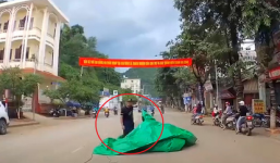 Clip: Bạt từ nóc xe tải bỗng rơi xuống trùm gọn người đi xe máy phía sau