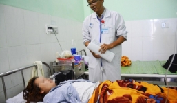 Phụ huynh đánh giáo viên thủng màng nhĩ đến bệnh viện xin lỗi