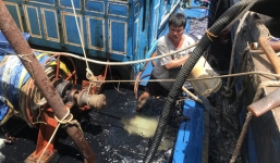 Chìm tàu cá neo đậu tại vịnh Mân Quang, 4.000 lít dầu tràn ra sông ở Đà Nẵng