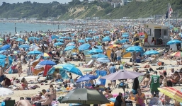 Nóng “như thiêu như đốt”, bãi biển Anh chật kín người ra giải nhiệt