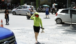 Clip 'choáng' với cái nóng hừng hực của Hà Nội: Nhiệt kế trên nắp capo ô tô lên 50 độ C, dân công sở 'sốc nhiệt' khi ra khỏi văn phòng