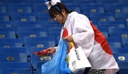 Ngưỡng mộ hình ảnh CĐV Nhật Bản vừa khóc nức nở, vừa dọn sạch rác trên khán đài