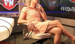 Nam phát thanh viên mặc váy đi làm, giữ đúng lời hứa sau khi chủ nhà Nga vào tứ kết World Cup 2018