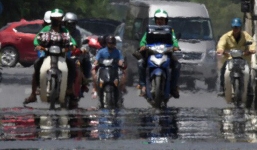 'Ốc đảo sa mạc' xuất hiện trên phố, người Hà Nội choàng khăn tắm ra đường, quấn chăn che 