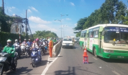 Va chạm xe máy, 2 thanh niên bị xe 7 chỗ cán thương vong