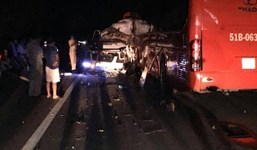 TNGT nghiêm trọng: Ô tô bẹp dúm sau cú đấu đầu, 7 người nhập viện