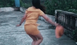 Cô gái vẩy rau đạt trình thượng thừa, dân mạng thốt lên: Nghệ thuật đương đại là đây chứ đâu!