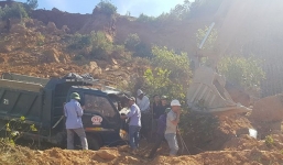 Sập mỏ đất, 2 xe ben cùng tài xế bị vùi lấp