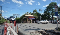 Hà Nội: Tàu hỏa phanh khẩn cấp do gác chắn chưa kịp đóng