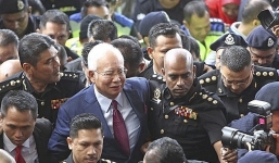 Cựu Thủ tướng Malaysia Najib Razak bị cáo buộc 4 tội danh, mỉm cười khi ra tòa