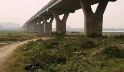 Hoảng hốt phát hiện thi thể thanh niên ở chân cầu Vĩnh Tuy