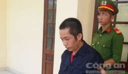 Dùng dao lam dính máu để cưỡng đoạt nhiều bé gái hiếp dâm