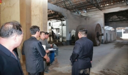 Kim Jong-un đi xe bình dân, không ngại lấm lem khi đi thị sát