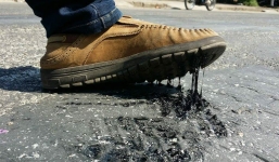 Nắng nóng gay gắt kéo dài khiến nhiều tuyến đường ở Hà Tĩnh chảy nhựa