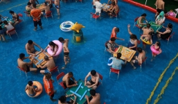 24h qua ảnh: Dân Trung Quốc chơi mạt chược trong bể bơi để tránh nắng nóng