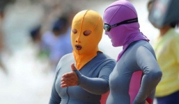 Đến hẹn lại lên, các bãi biển Trung Quốc nở rộ áo tắm 'Ninja đi nghỉ mát' của 500 chị em sợ cháy nắng