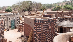 Tiébélé: Ngôi làng cổ được tạo nên từ phân bò, từng căn nhà đều là tác phẩm nghệ thuật tuyệt vời