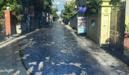 Nắng nóng làm nhựa đường tan chảy ở Hưng Yên: Xe máy không thể di chuyển, dính chân người đi bộ