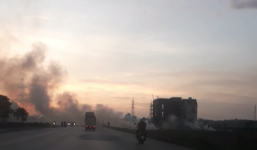 Bắc Ninh: Nông dân đốt rơm tạo khói đen mù mịt che mắt người đi đường