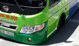 Điều tra nguyên nhân xe buýt bất ngờ 'lọt' hố sâu 3 mét trên phố Hà Nội