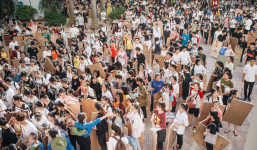 Rừng thí sinh lỉnh kỉnh đồ đạc, chen chúc nhau tại trường Kiến trúc: Nhìn thôi cũng thấy mệt và nóng rồi!