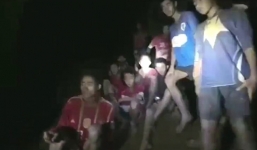 HLV nhường phần ăn, dạy thiền giúp đội bóng nhí Thái Lan sống sót