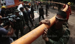 Giải cứu đội bóng Thái Lan: Nhiệt tình tới phá hoại, nhóm TNV 'bơm ngược' nước vào hang