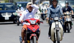 Trời nắng gay gắt thế này, mặc quần áo sáng màu hay tối màu mới giúp bạn mát hơn?