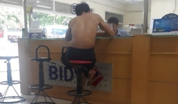 Hình ảnh một số thanh niên cởi trần vào ngân hàng gây tranh cãi trên MXH
