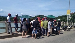 Nam thanh niên mang quan tài lên cầu nằm giữa trời nắng nóng