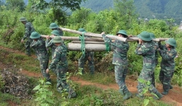 Bất ngờ phát hiện quả bom nặng 227 kg phát lộ trên sông Lô sau mưa lũ