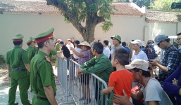 Công an thực nghiệm hiện trường vụ nhà báo Hải Đường tử vong: Người nhà nạn nhân không ngừng than khóc